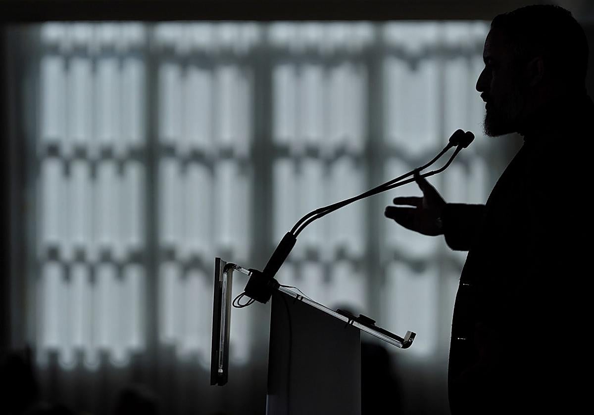 Un político difundiendo bulos.