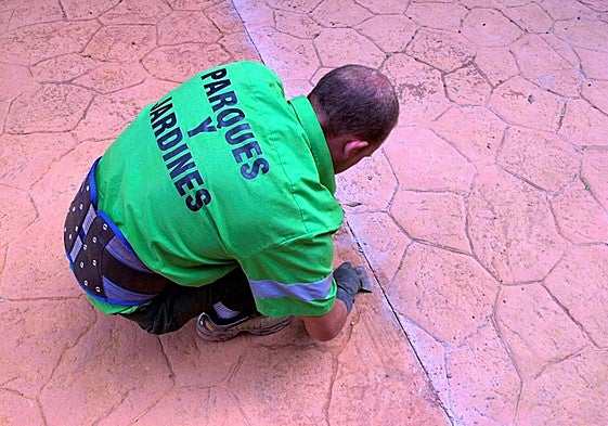 Imagen de archivo de un trabajador de Parques y Jardines.