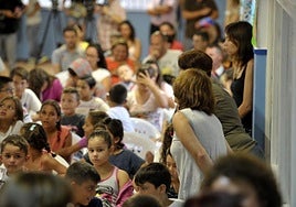 Imagen de archivo de profesoras y alumnos en un acto de inauguración del curso escolar.