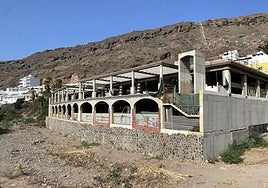 Vista actual del edificio, abandonado e inacabado, en Lomo Quiebre, a la entrada de Puerto de Mogán.