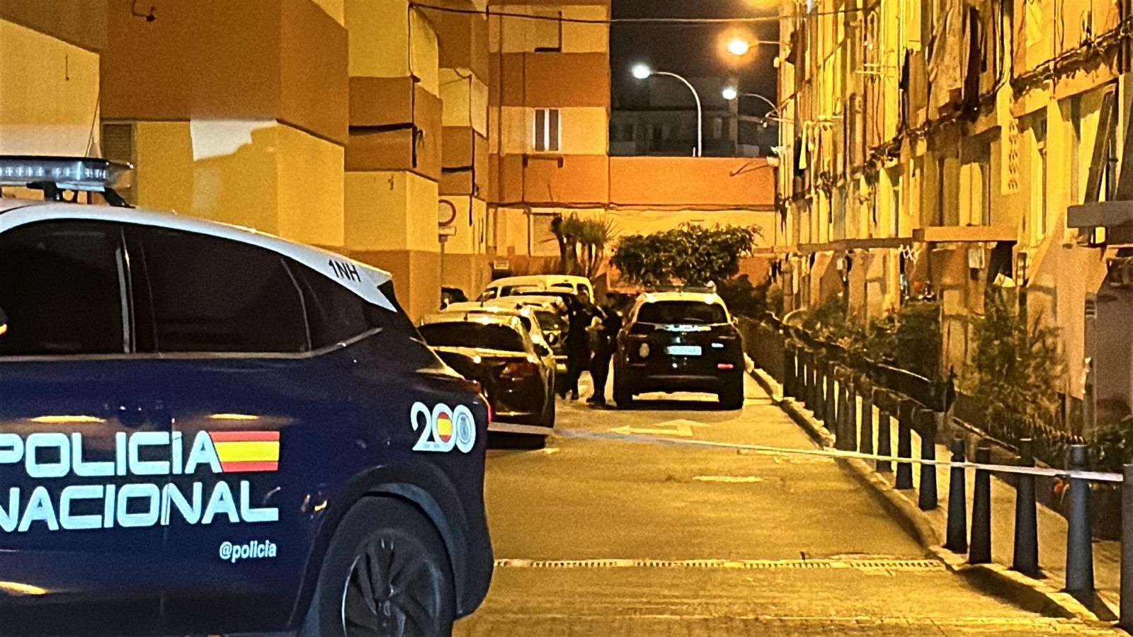 Vehículos de la Policía Nacional en el lugar de los hechos.