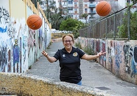 Begoña Suárez Cabrera posa en el Pasaje de Los Grafiteros del barrio de La Paterna.