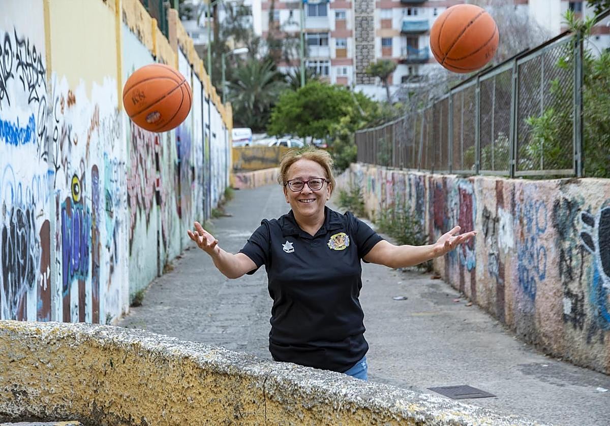 Begoña Suárez Cabrera posa en el Pasaje de Los Grafiteros del barrio de La Paterna.