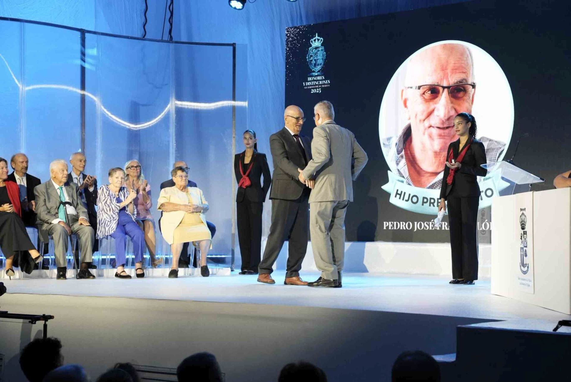 San Bartolomé rinde homenaje a once vecinos que han dejado huella en el municipio