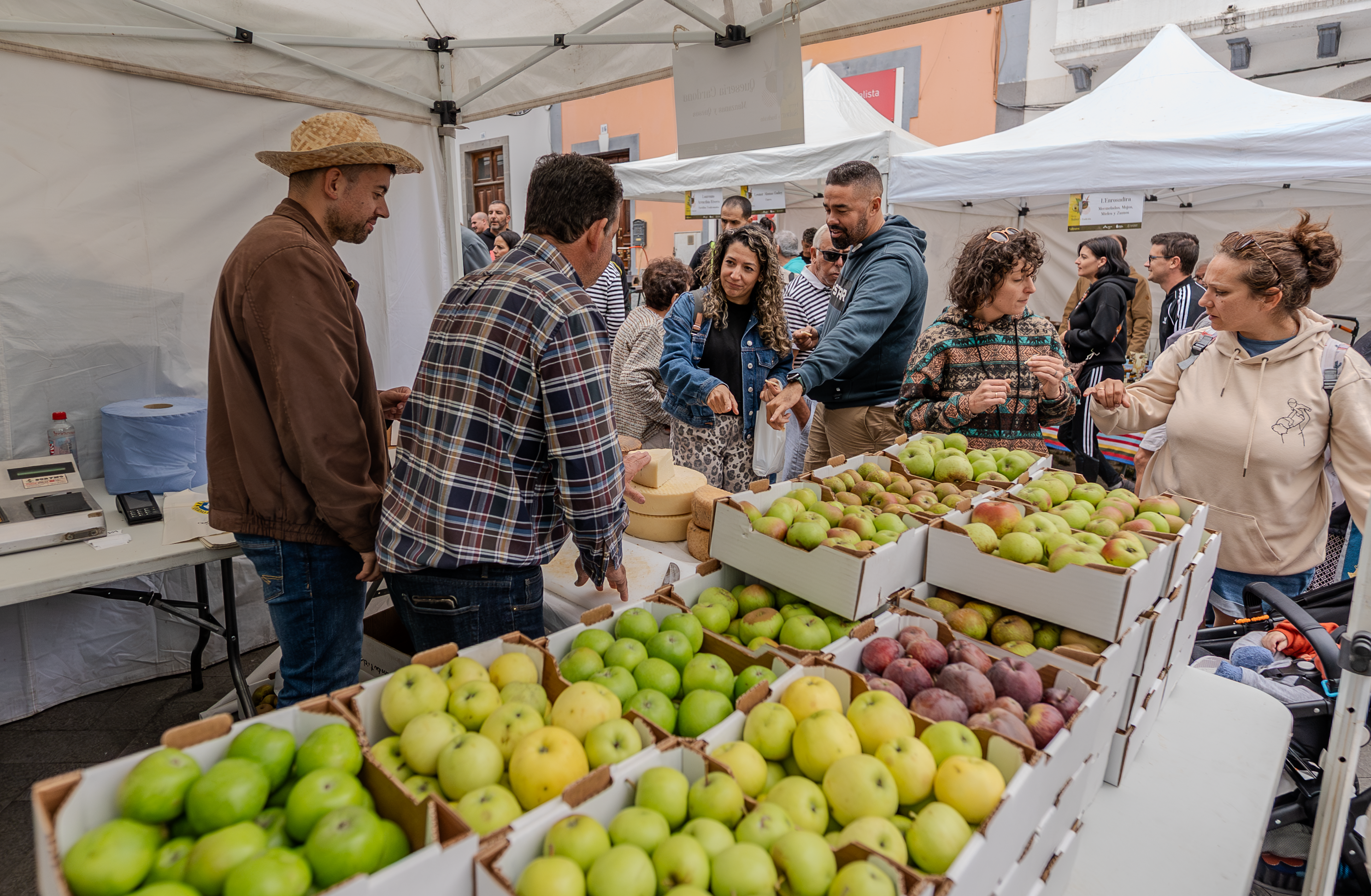 Imagen de la venta de productos en la feria de Valleseco.
