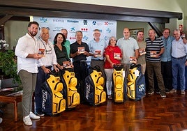 Los ganadores del certamen posaron con sus respectivos premios.