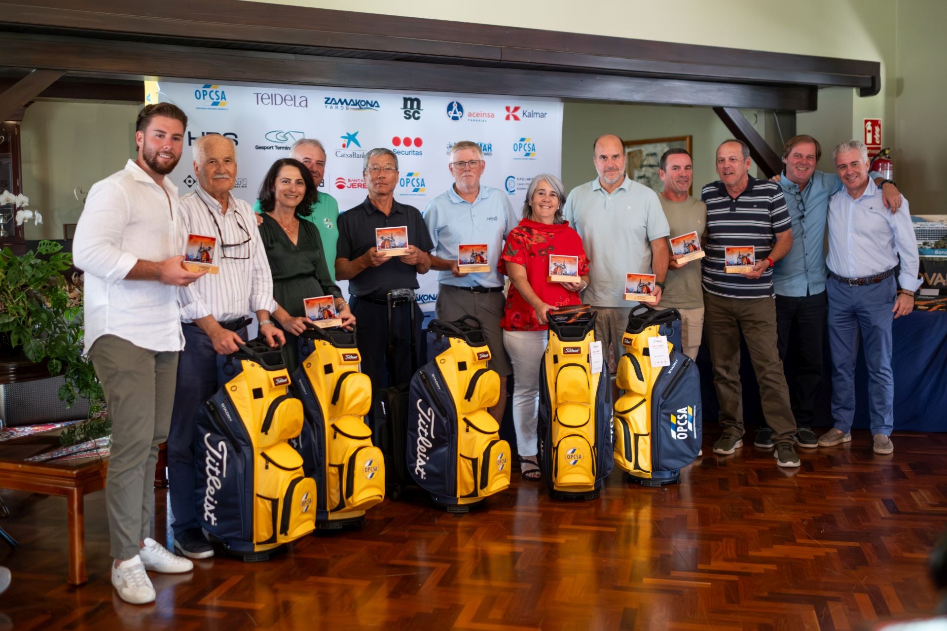 Los ganadores del certamen posaron con sus respectivos premios.
