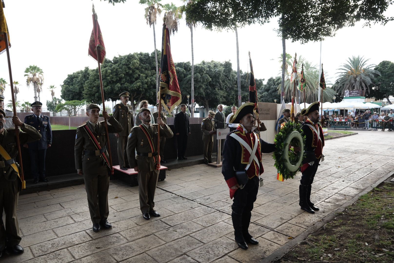 La Naval revive la historia: la recreación de la batalla naval llena de luz y tradición las calles de La Isleta