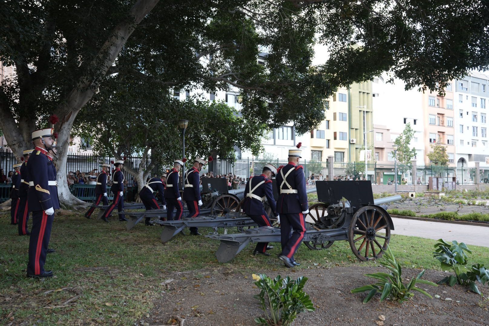 La Naval revive la historia: la recreación de la batalla naval llena de luz y tradición las calles de La Isleta