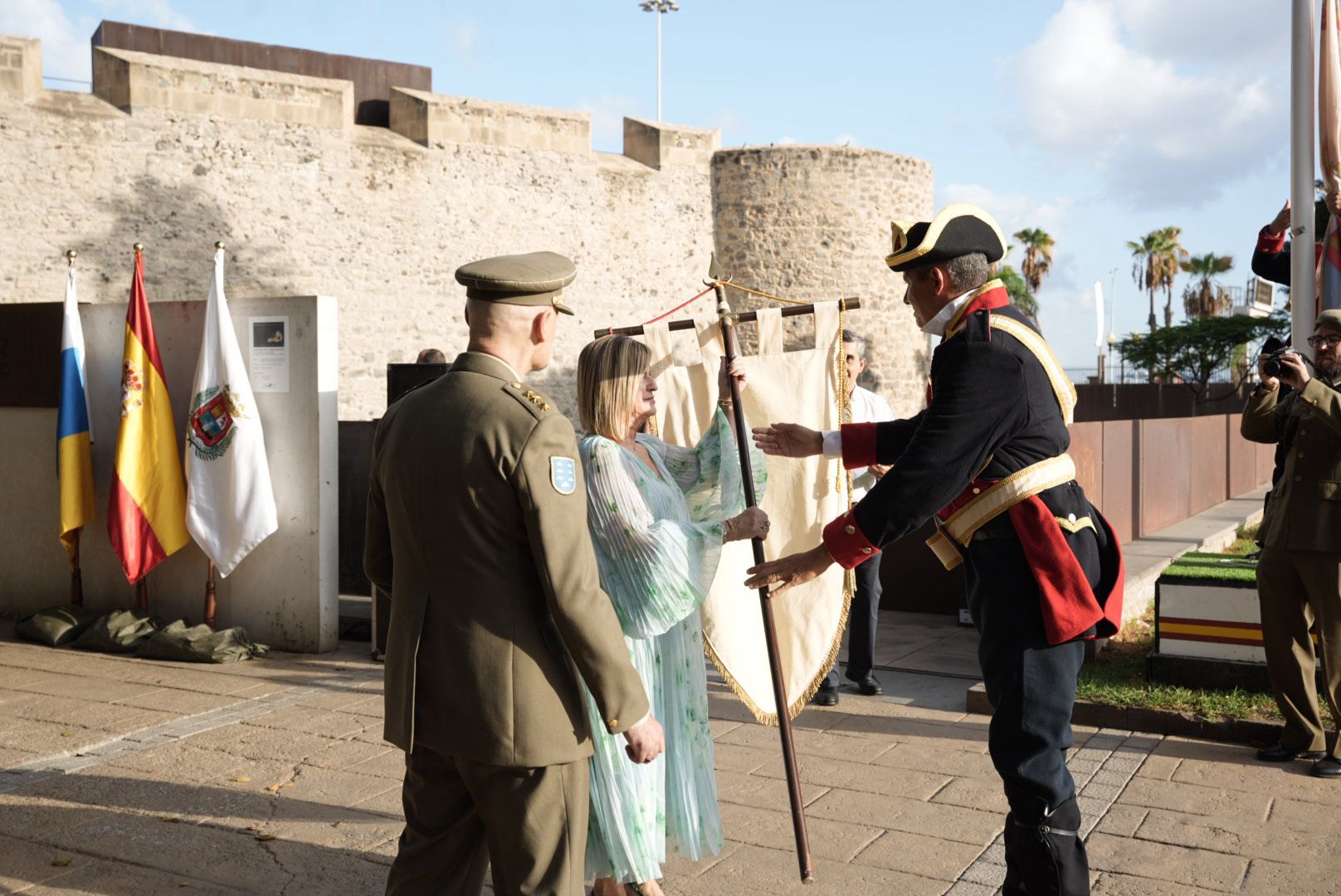 La Naval revive la historia: la recreación de la batalla naval llena de luz y tradición las calles de La Isleta