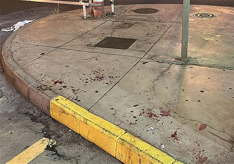 El rastro de sangre de la víctima era visible en la acera.