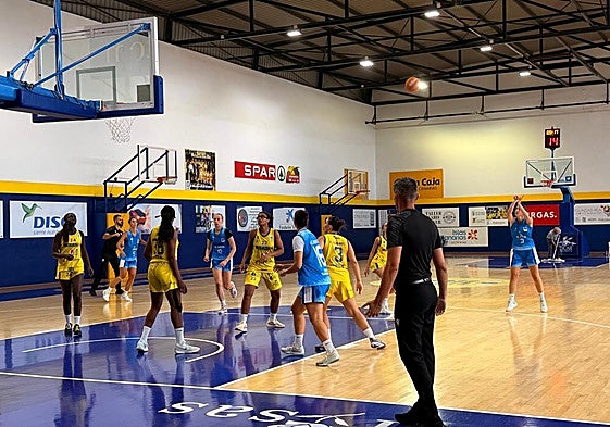 Imagen del duelo entre el primer filial del Islas Canarias frente al Isla Bonita.