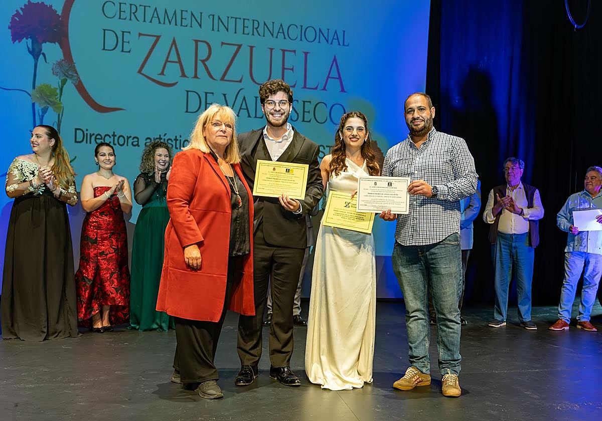 El barítono Alonso Cano y la soprano Sona Gogyan con sus premios.