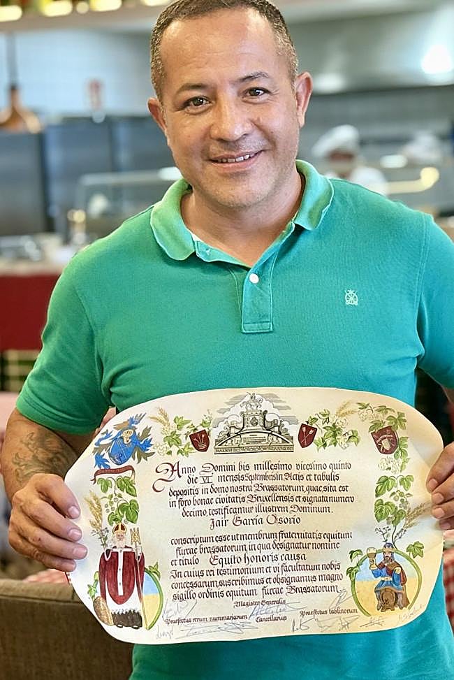 Jair con el diploma que le otorga su reconocimiento