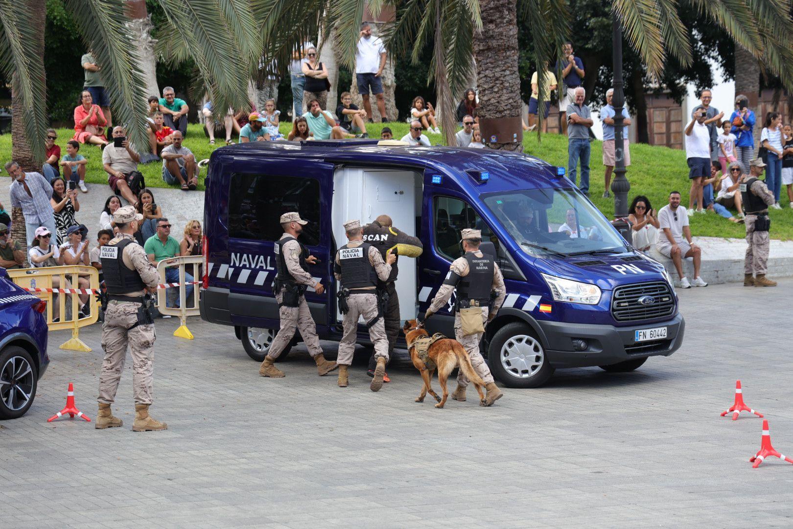 La Fuerzas Armadas exhiben sus recursos materiales y humanos en la plaza de La Feria