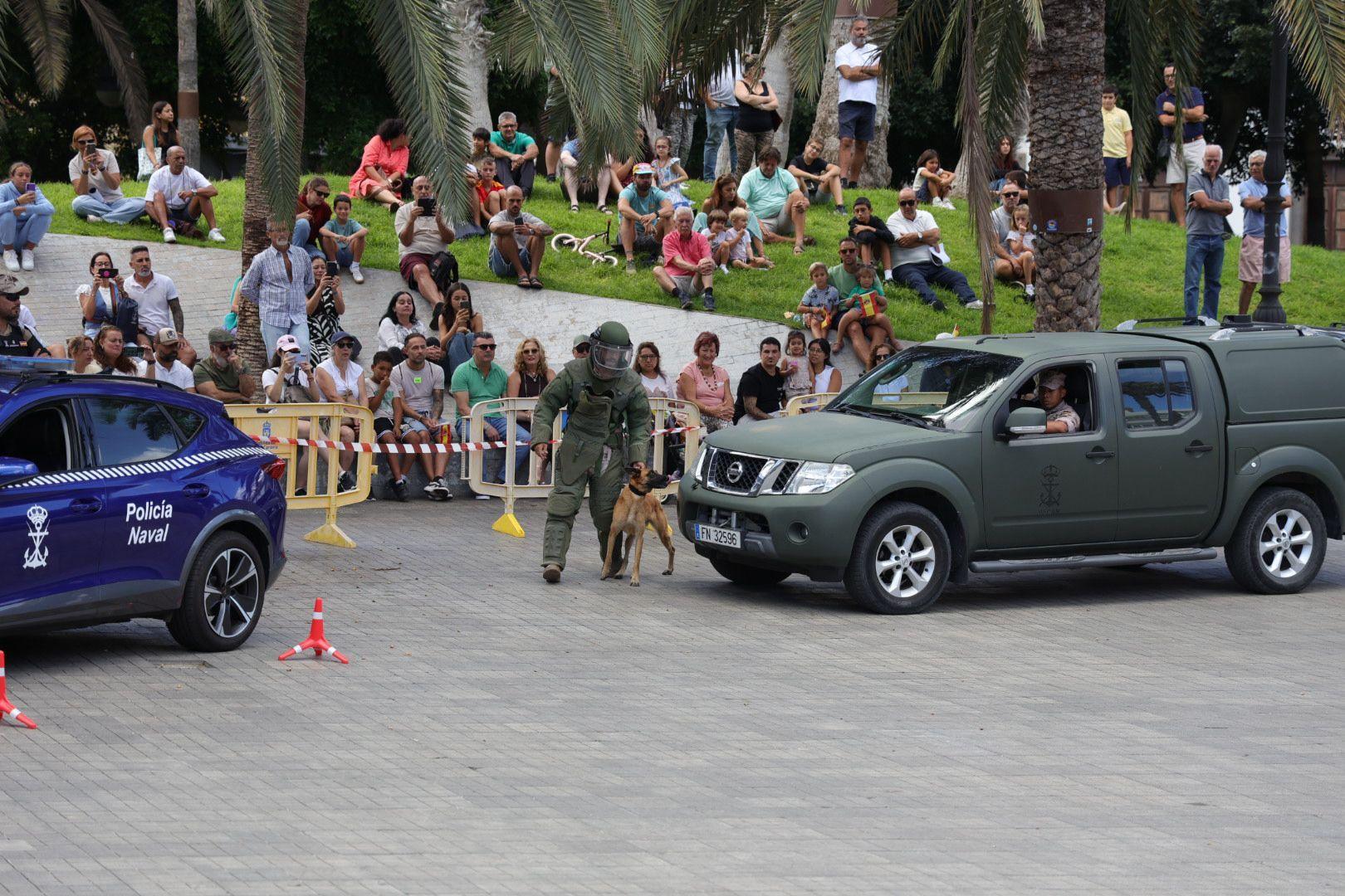 La Fuerzas Armadas exhiben sus recursos materiales y humanos en la plaza de La Feria