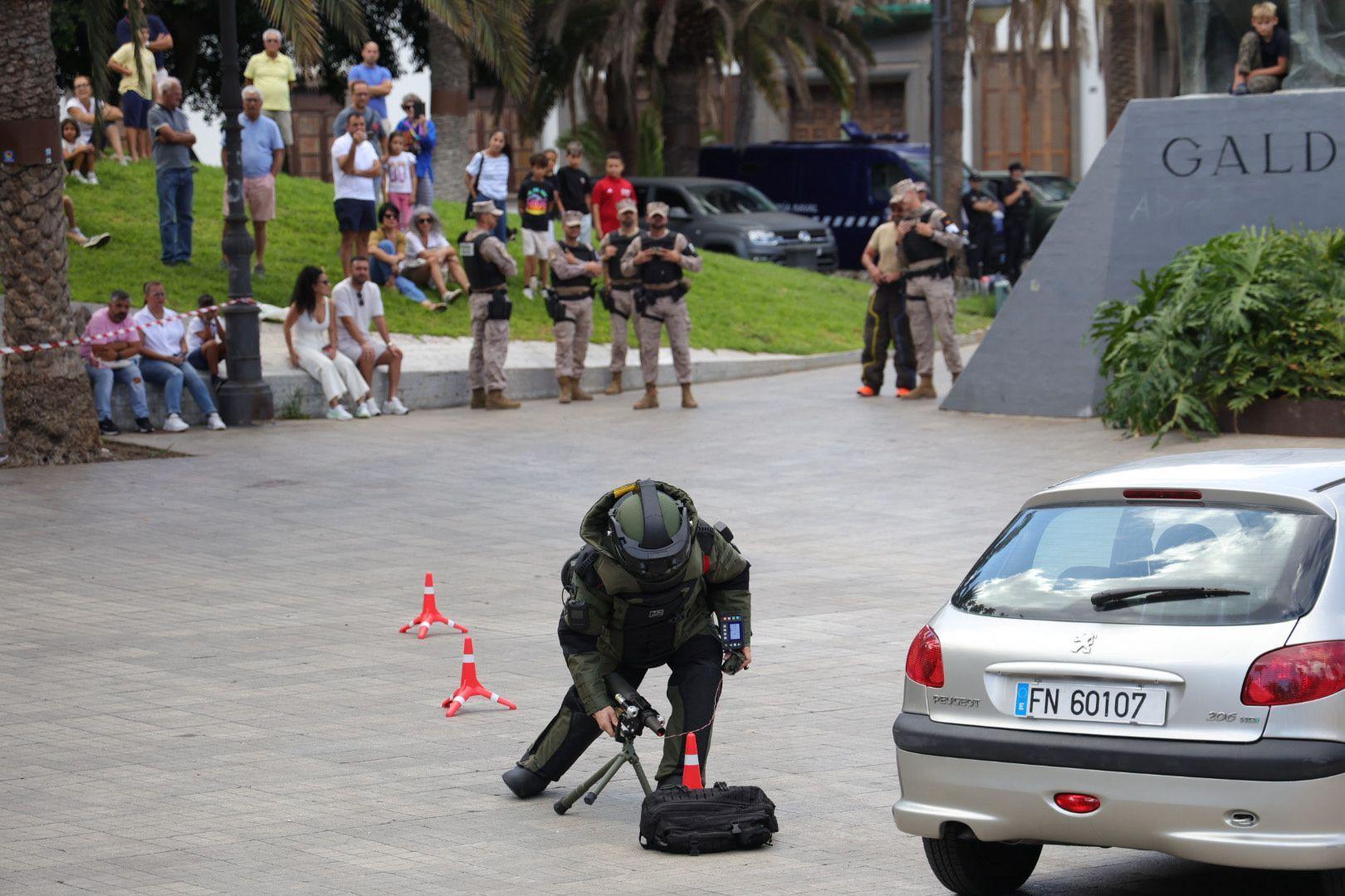 La Fuerzas Armadas exhiben sus recursos materiales y humanos en la plaza de La Feria