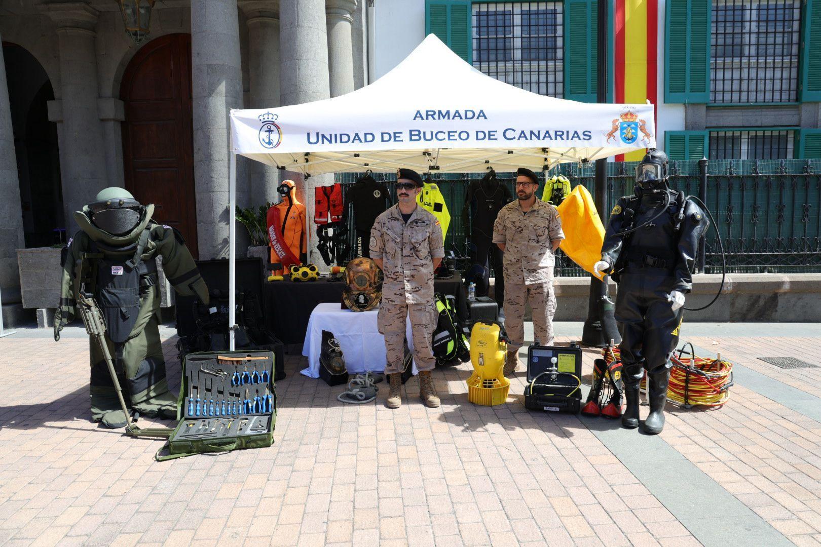 La Fuerzas Armadas exhiben sus recursos materiales y humanos en la plaza de La Feria