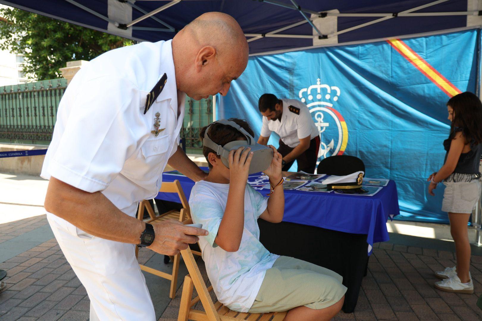 La Fuerzas Armadas exhiben sus recursos materiales y humanos en la plaza de La Feria