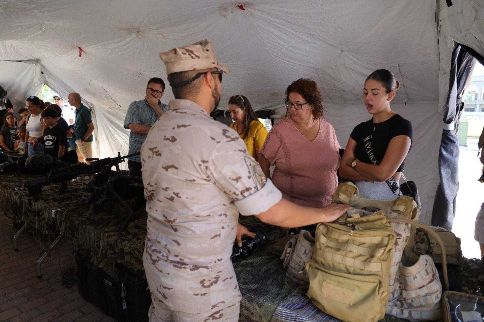 La Fuerzas Armadas exhiben sus recursos materiales y humanos en la plaza de La Feria