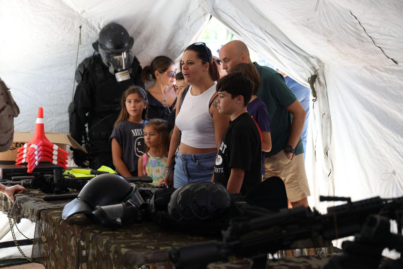 La Fuerzas Armadas exhiben sus recursos materiales y humanos en la plaza de La Feria