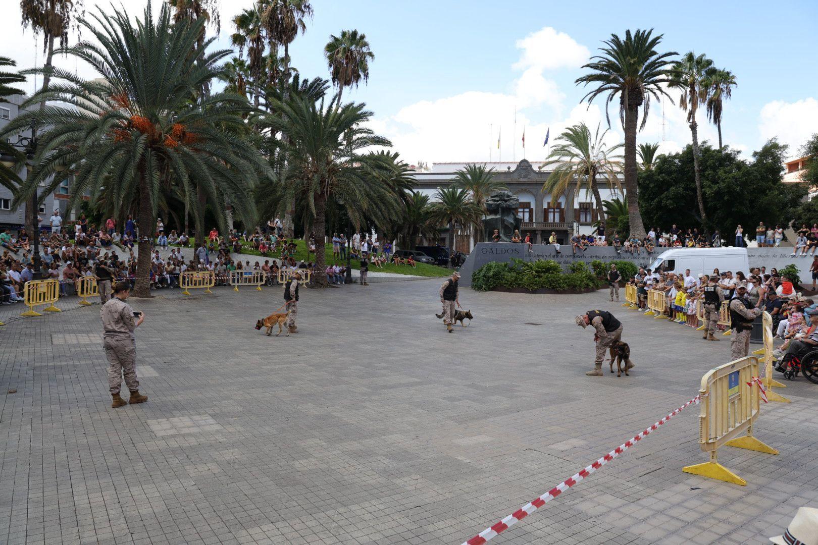 La Fuerzas Armadas exhiben sus recursos materiales y humanos en la plaza de La Feria