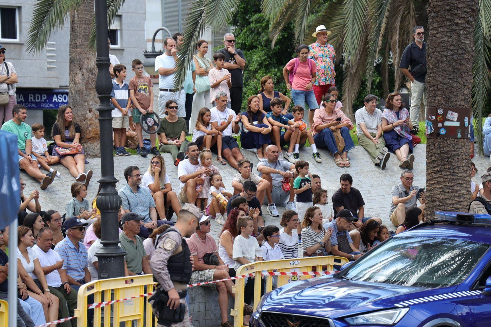 La Fuerzas Armadas exhiben sus recursos materiales y humanos en la plaza de La Feria