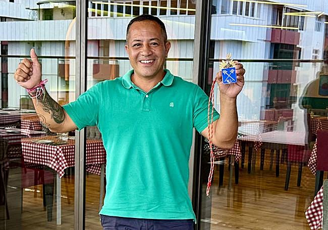 Jair con su medalla, en la capital grancanaria