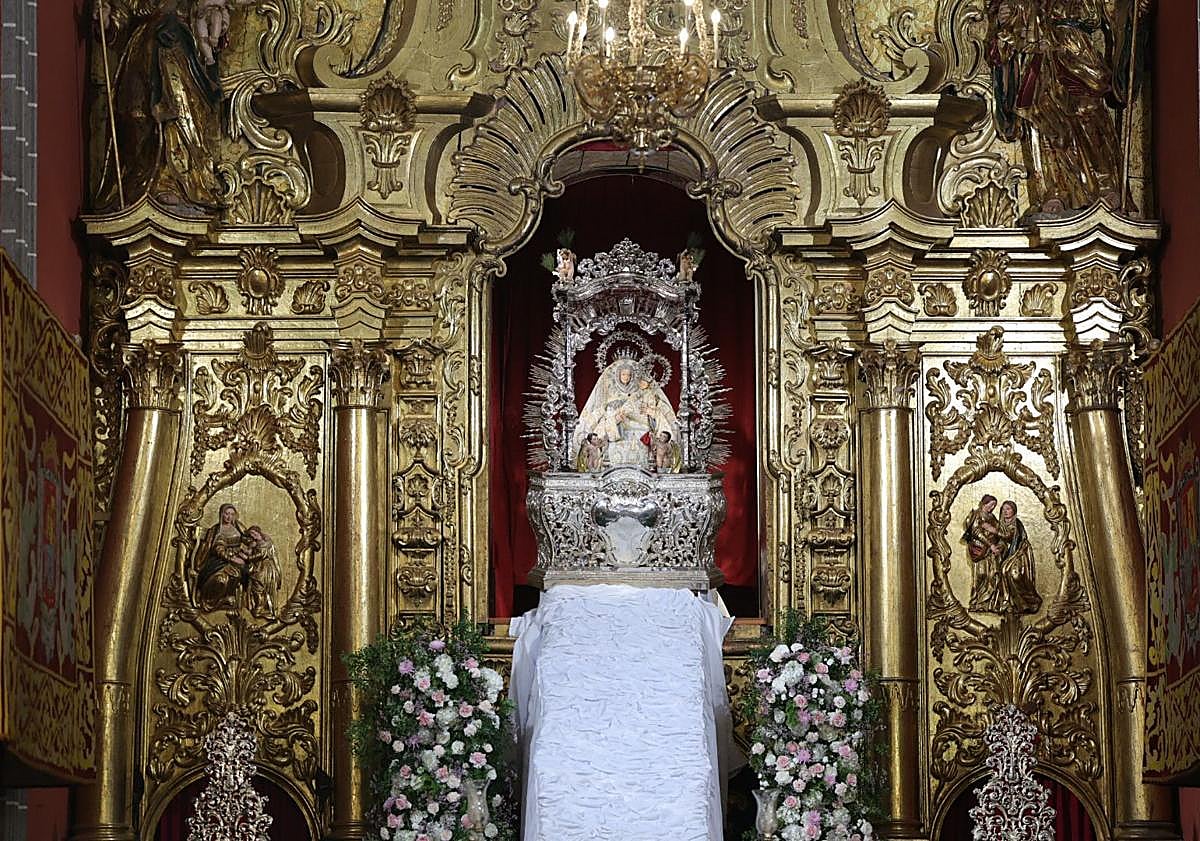 Imagen principal - Distintos momentos del acto de Subida de la Virgen del Pino a su camarín. 