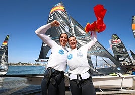 Paula Barceló y la grancanaria María Cantero posan después de coronarse campeonas del mundo.