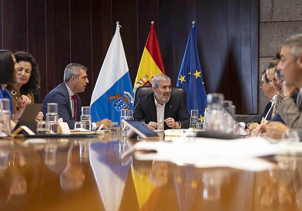 El presidente de Canarias, Fernando Clavijo(c), presidió este lunes el Consejo de Gobierno celebrado en Santa Cruz de Tenerife.