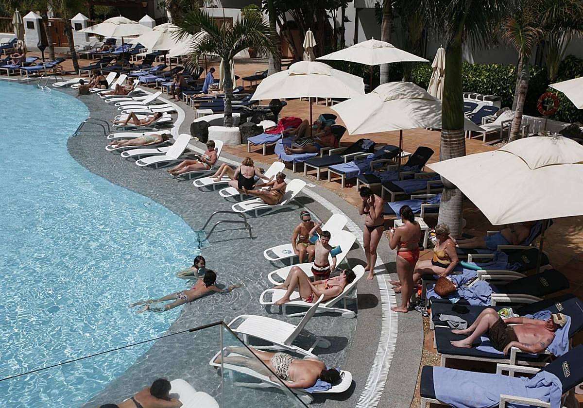 Imagen de turistas en un complejo hotelero de Canarias.