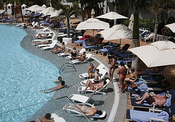 Imagen de turistas en un complejo hotelero de Canarias.