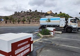 Suministro de agua en tomaderos de Tamaraceite.