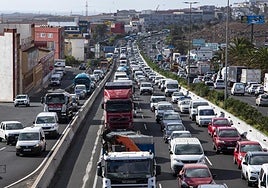 El accidente colapsó durante horas la GC-1 en dirección norte a la altura de Telde y vías aledañas.