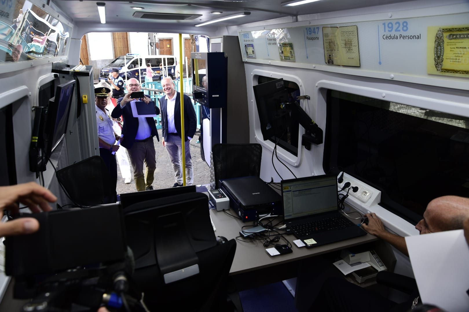 Así son las nuevas unidades móviles de documentación de la Policía Nacional