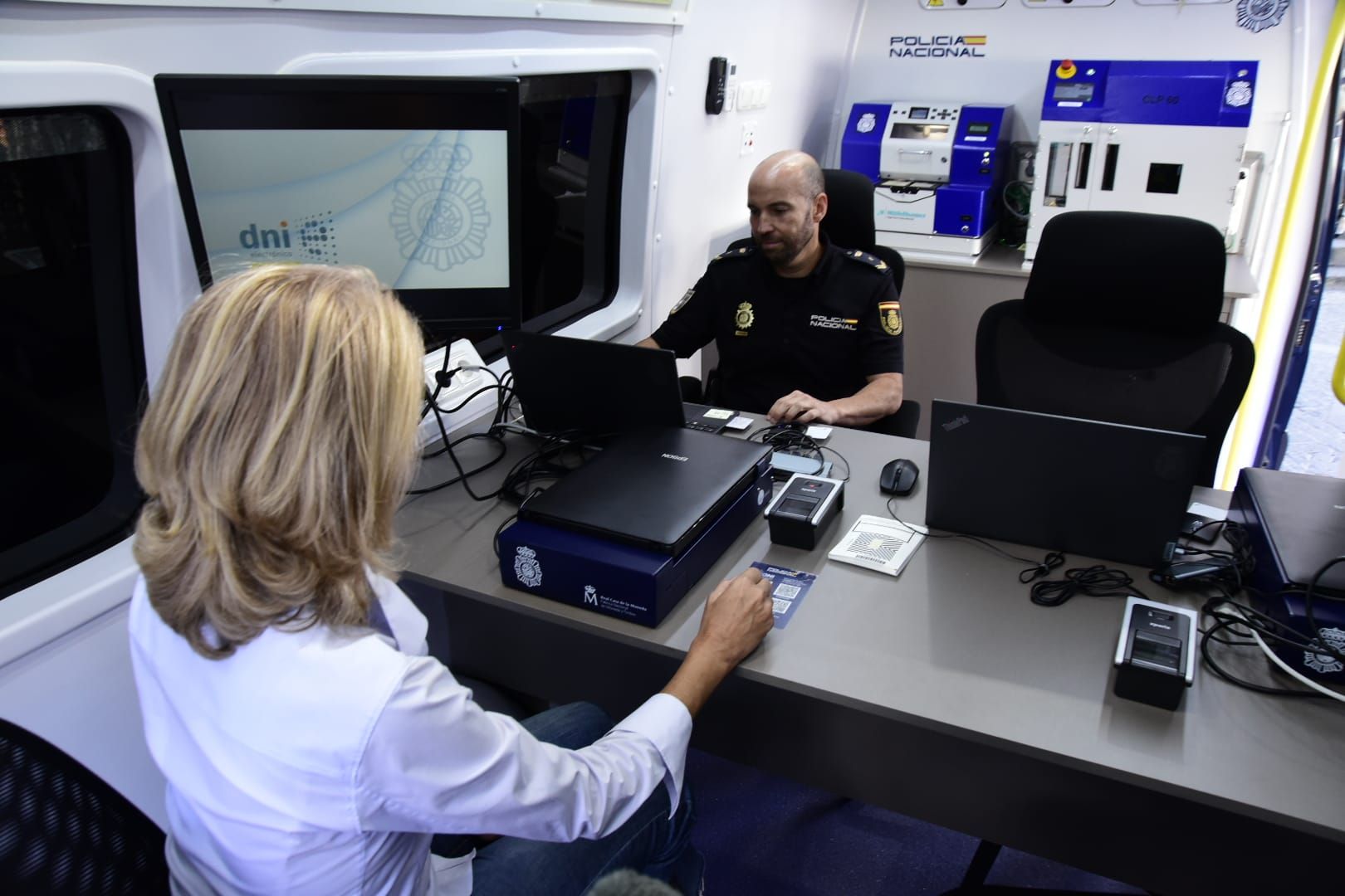 Así son las nuevas unidades móviles de documentación de la Policía Nacional