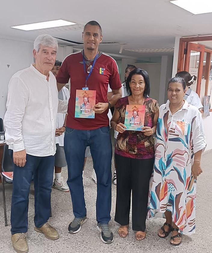 Imagen secundaria 2 - En la recepción en la Biblioteca Nacional José Martí, con parte de su organigrama, tras la donación de ejemplares para su fondo bibliográfico y con las autoridades de la Universidad Manuel Fajardo.