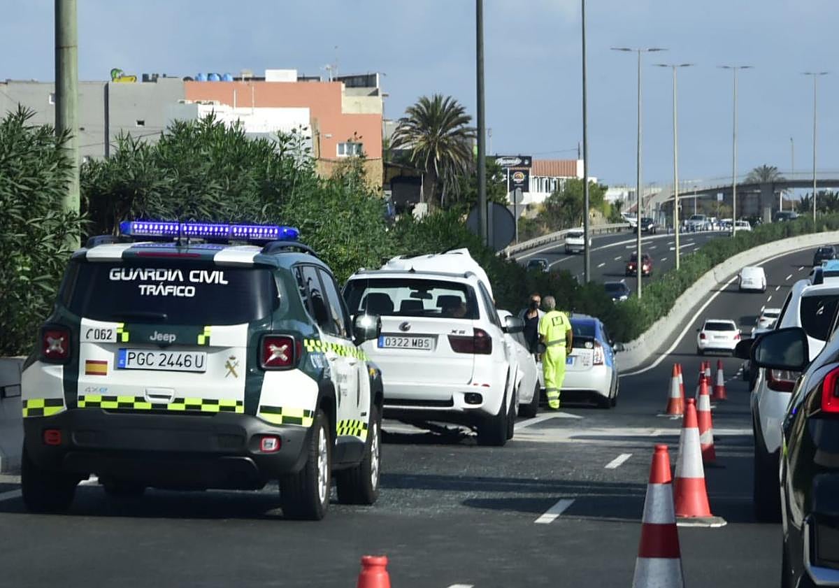 Imagen principal - Un accidente múltiple provocó grandes retenciones en la GC-1 dirección a Las Palmas de Gran Canaria
