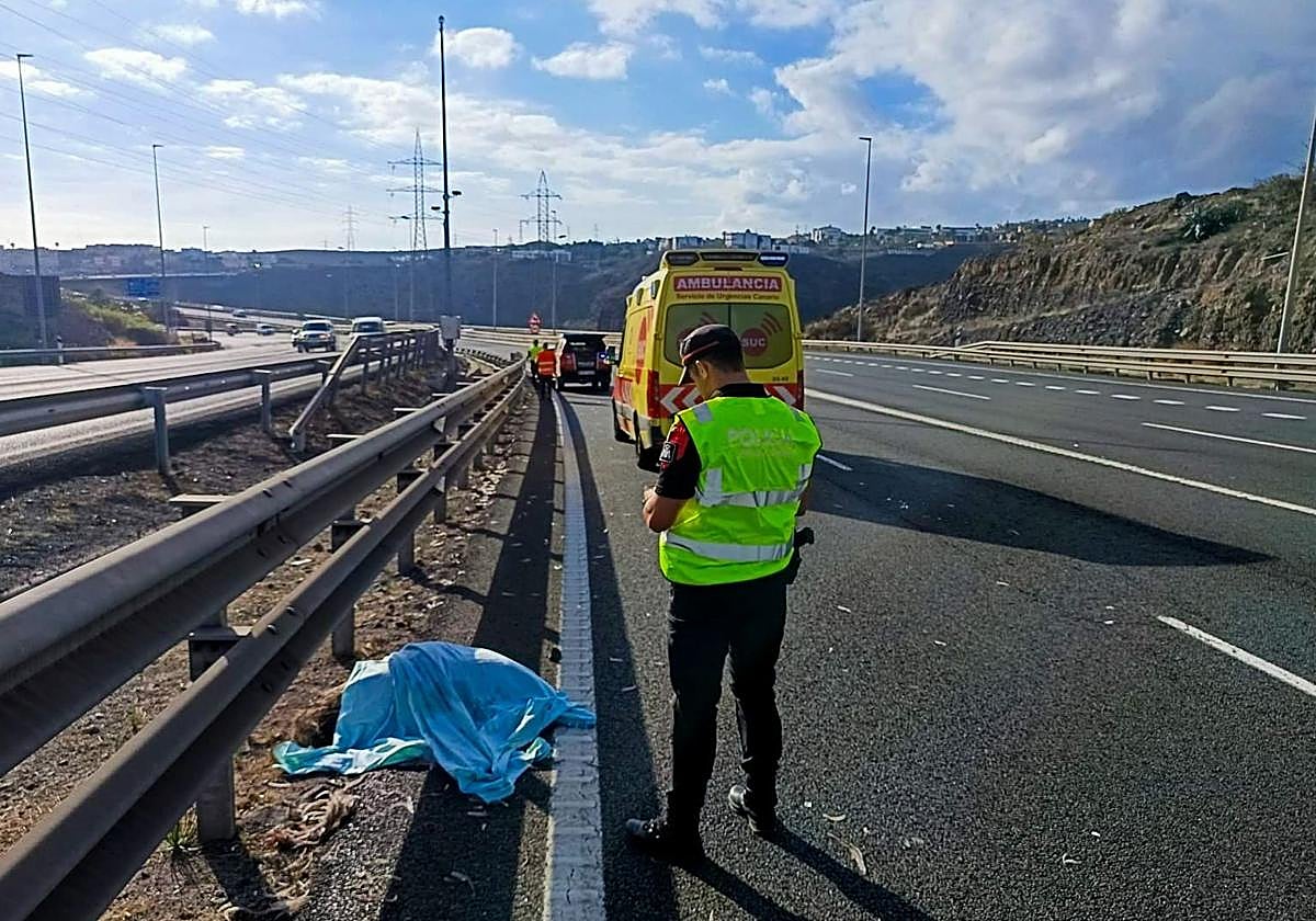 Agentes de la Policía Canaria realizando las deligencias oportunas.