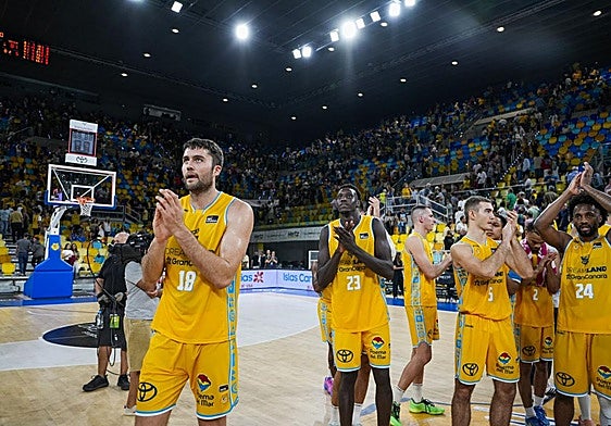 Los jugadores del Dreamland Gran Canaria aplauden a los más de 7.000 espectadores que presenciaron el partido ante el Unicaja.