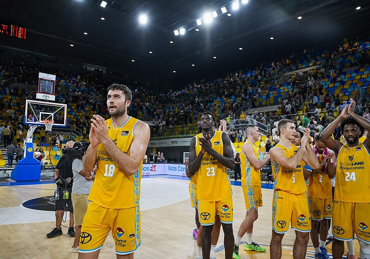 Los jugadores del Dreamland Gran Canaria aplauden a los más de 7.000 espectadores que presenciaron el partido ante el Unicaja.