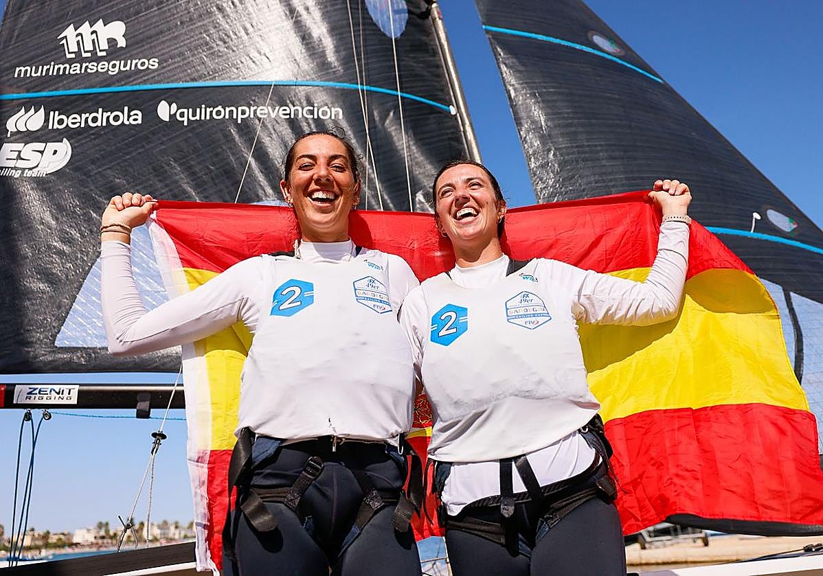 La regatista grancanaria María Cantero -derecha- celebra el título mundial con su compañera Paula Barceló.