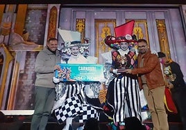 Entrega del premio a Los Simplones en el carnaval pasado.