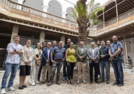 Imagen del grupo que visitó este lunes el ejemplar de cyca del Museo de Bellas Artes.