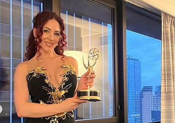 Nayra Hernández posando con el Emmy.