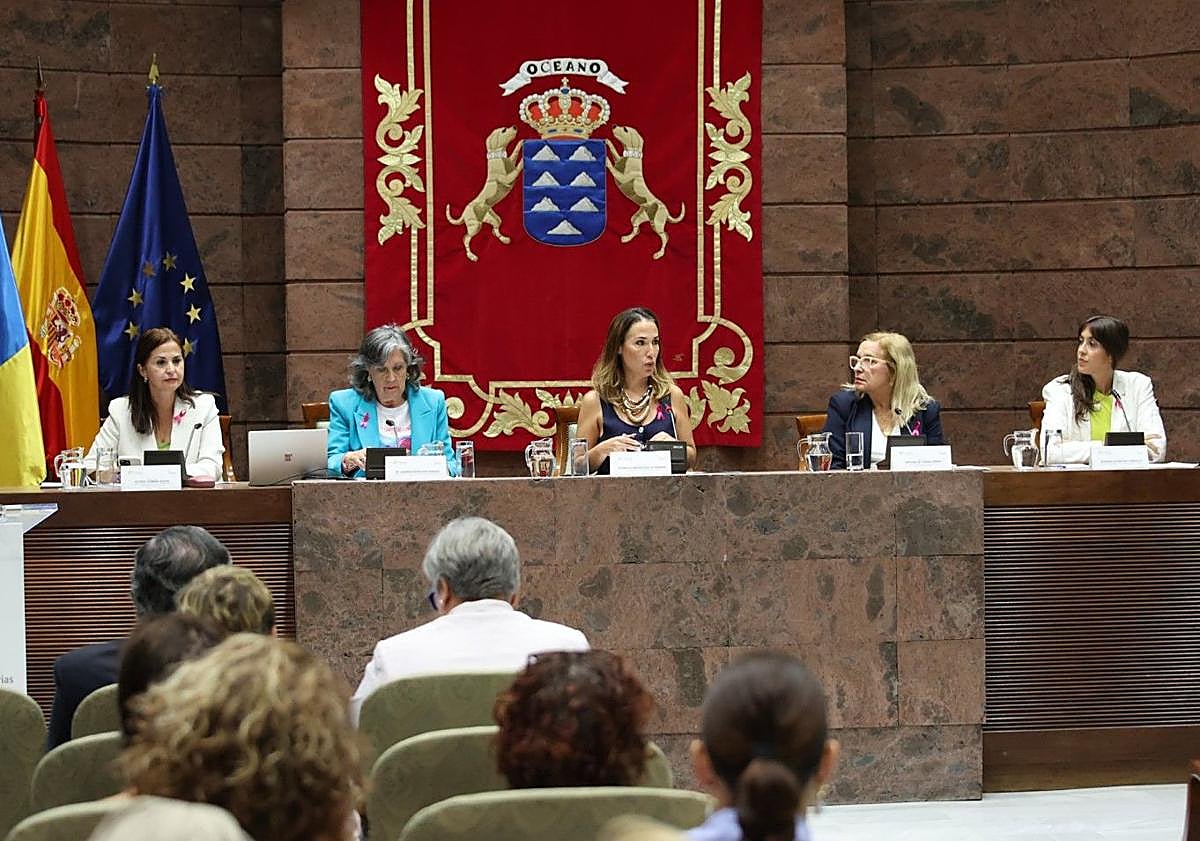 Imagen principal - El Parlamento acoge las IX Jornadas sobre el cáncer de mama organizadas por Ámate