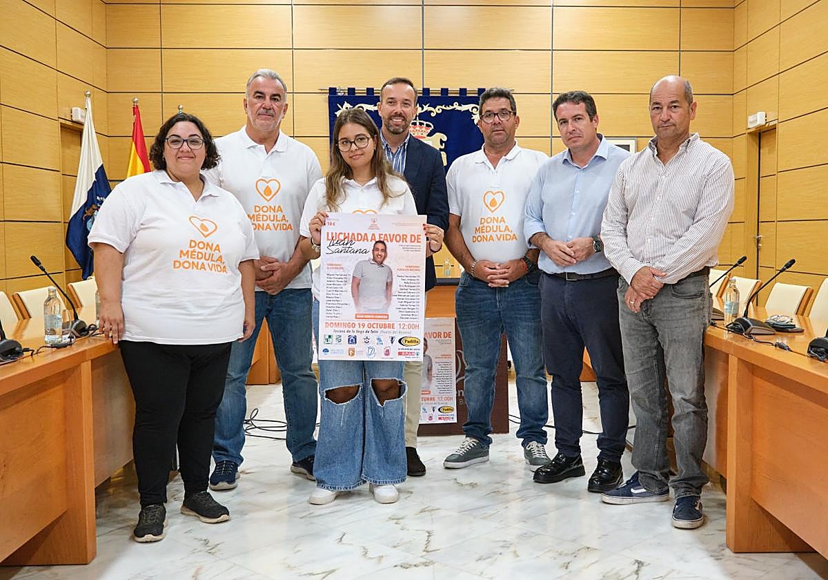 Haridian Santana, en representación de la familia, junto al consejero de Deportes y el alcalde de Puerto del Rosario, entre otros.