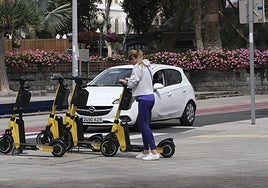 Una usuaria de Sítyneta toma un vehículo en una imagen de archivo.