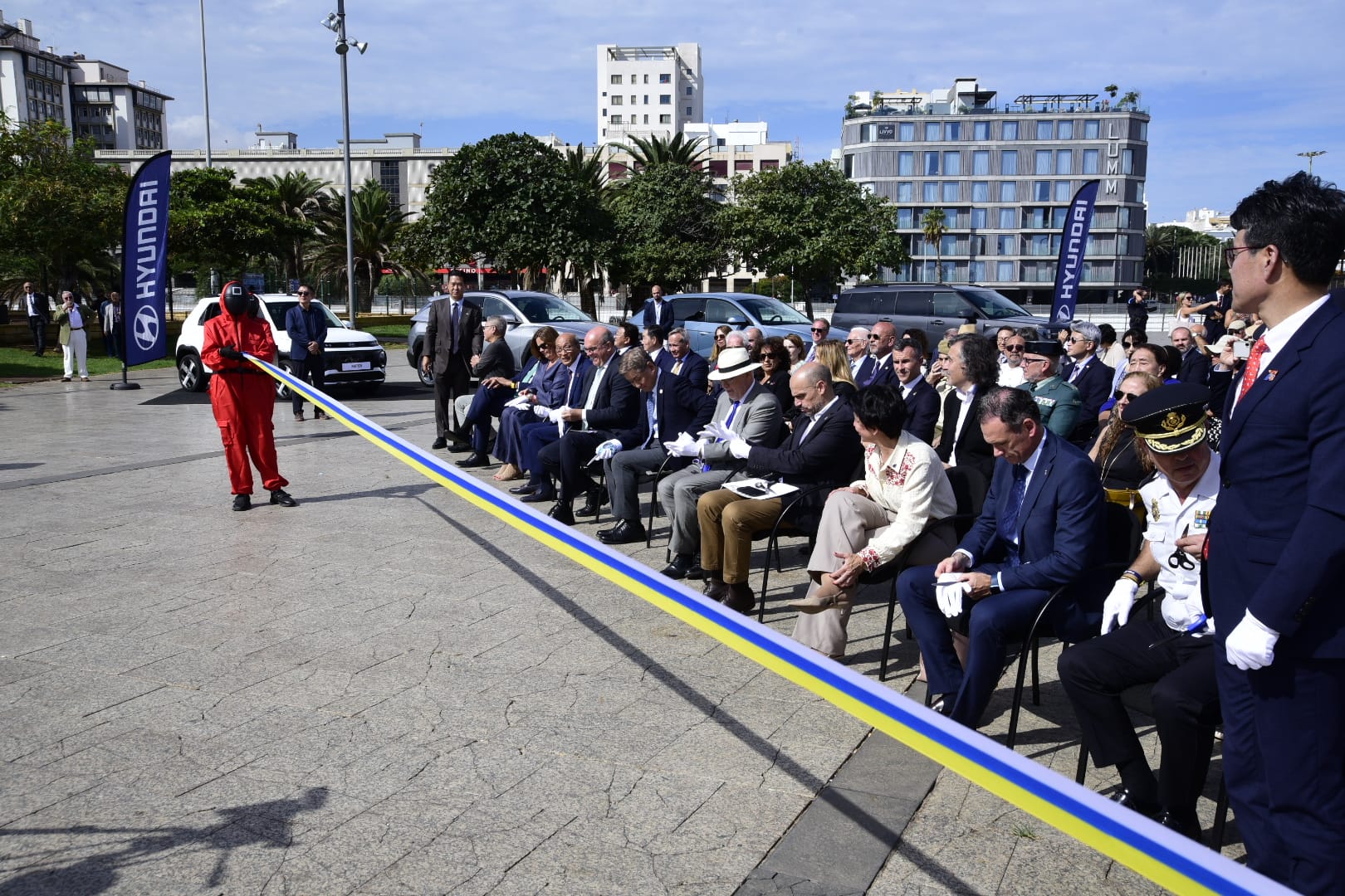 El gesto que une dos pueblos: Las Palmas inaugura el Greetingman